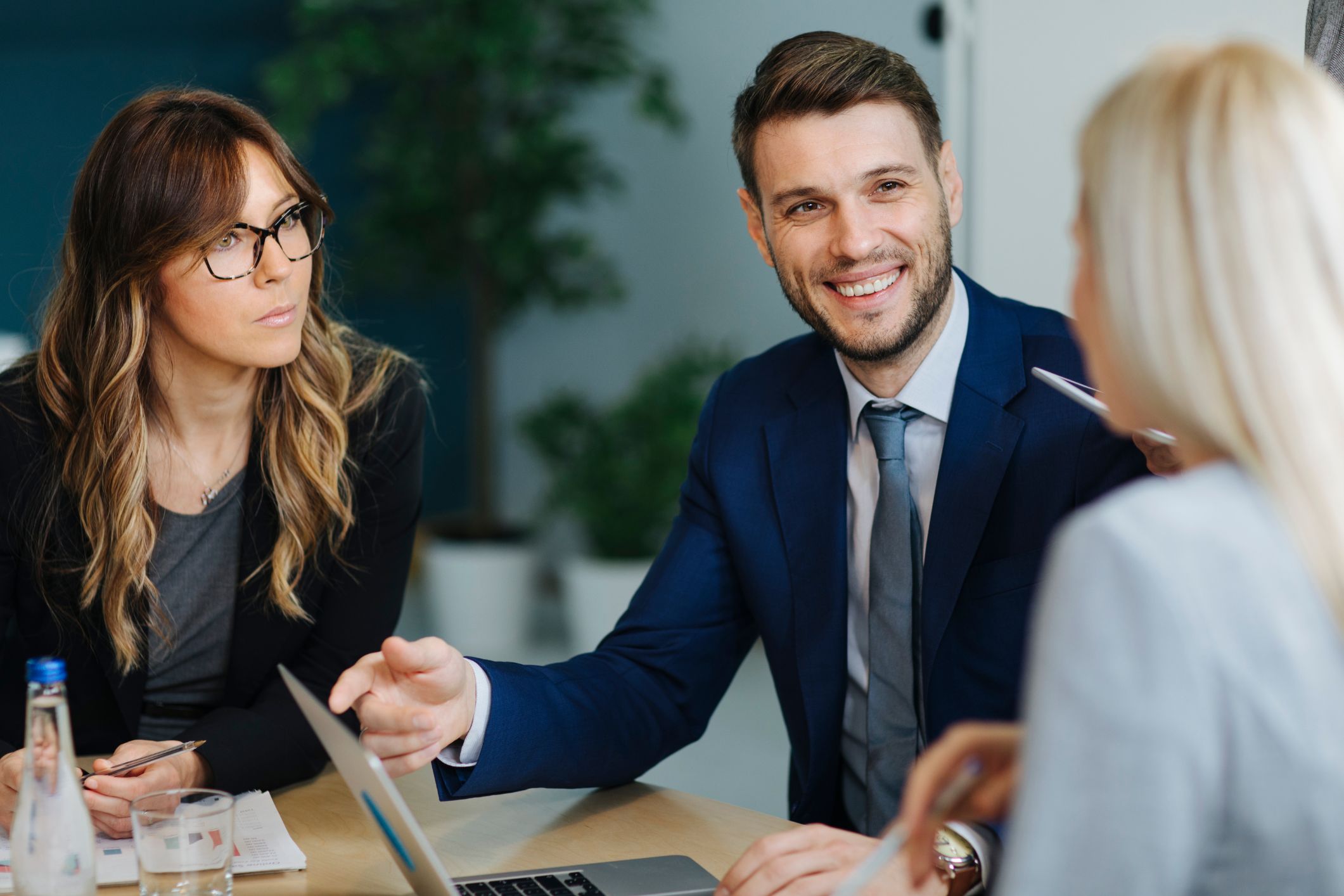 un auditeur échange avec deux clientes dirigeantes associées