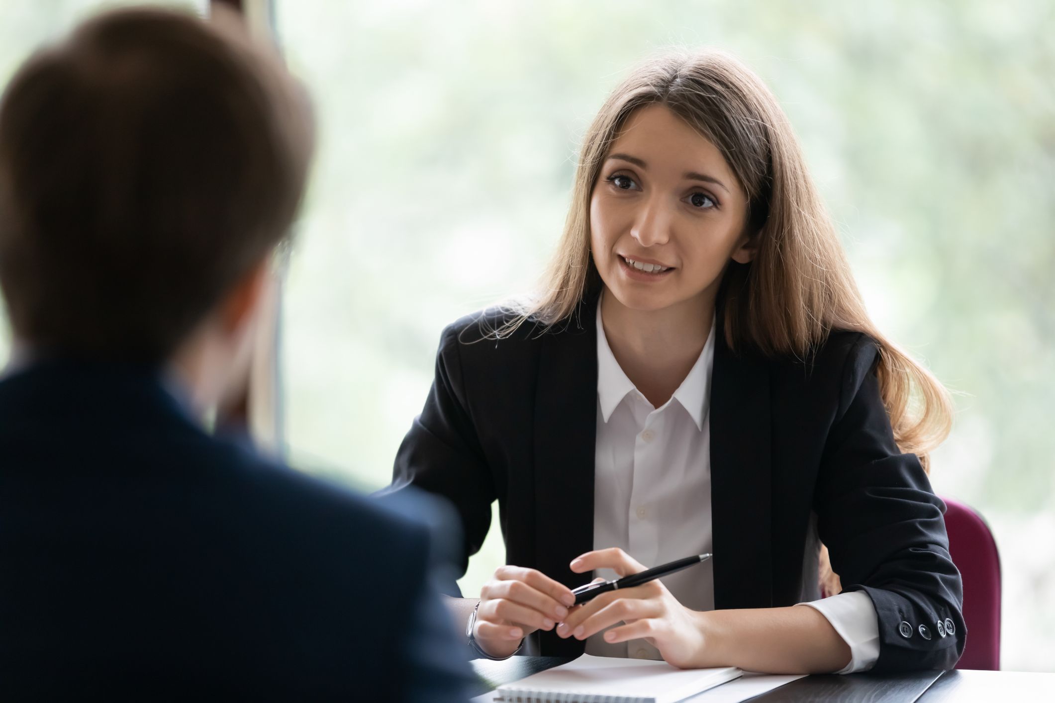 Sécurisation de vos pratiques RH et application rigoureuse du droit du travail. Rédaction de vos contrats et documents obligatoires, gestion des procédures disciplinaires, mise en conformité et prévention des risques juridiques pour une organisation sereine et protégée.
