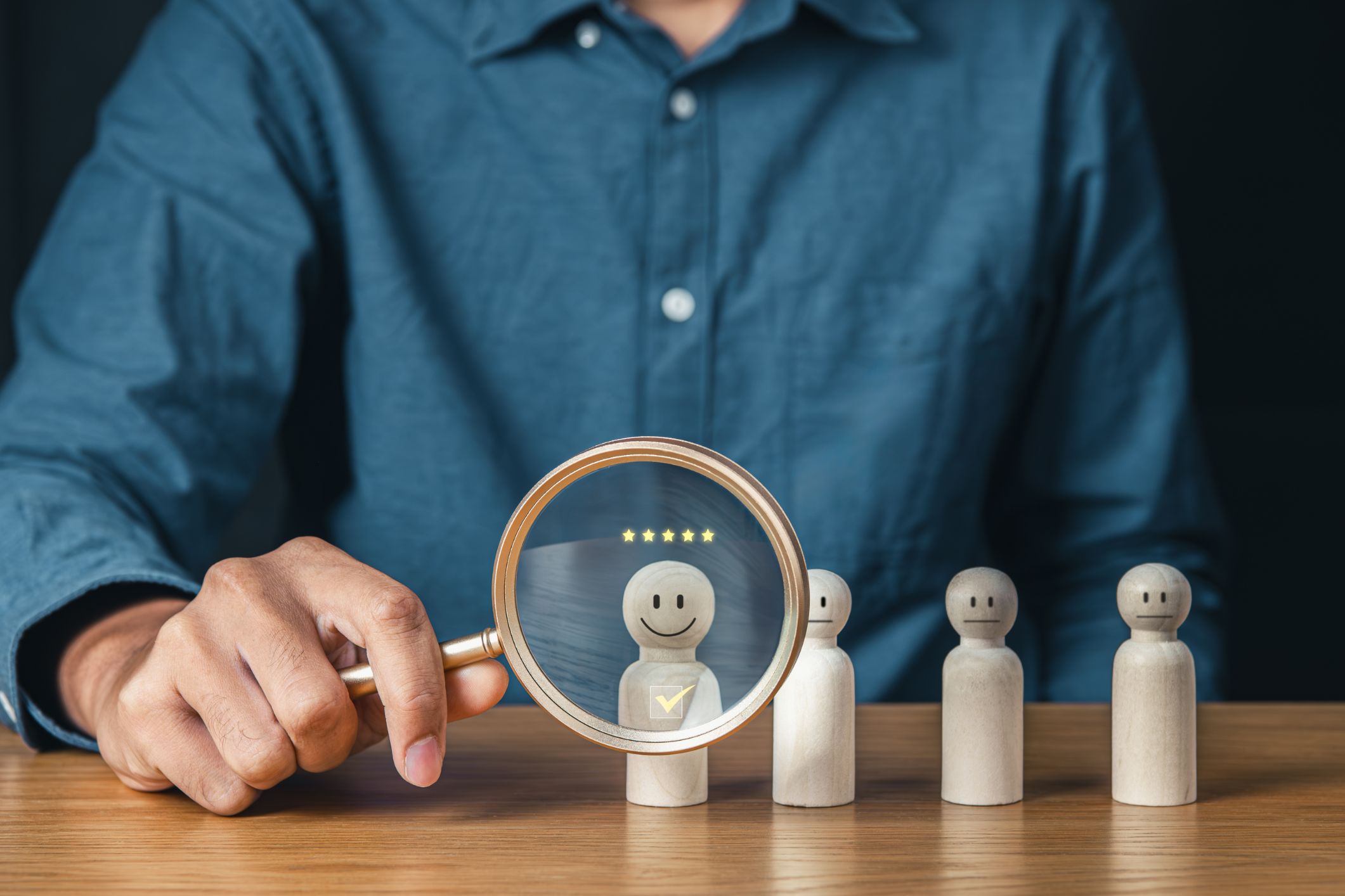 Mix jobboards / chasse proactive / réseau / approche directe.