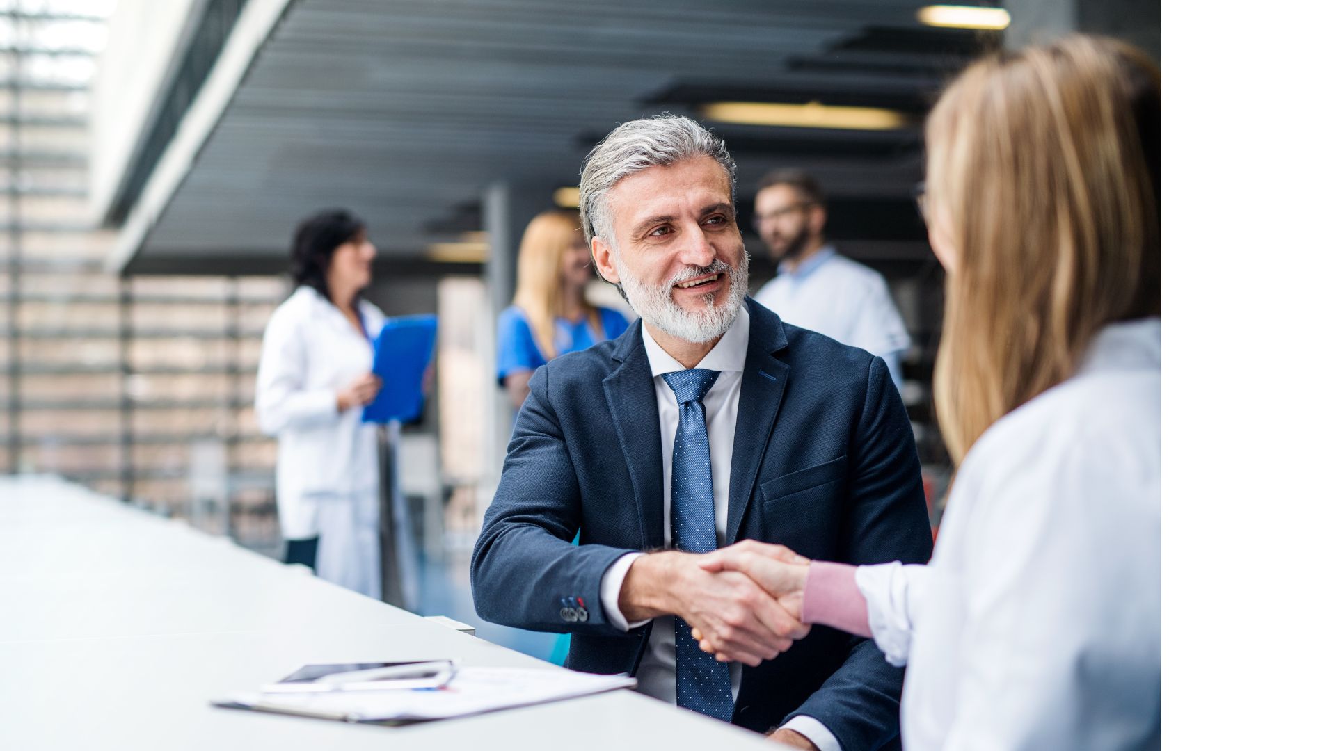 Un expert-comptable Serelyon est en rendez-vous avec son client medecin dans une clinique