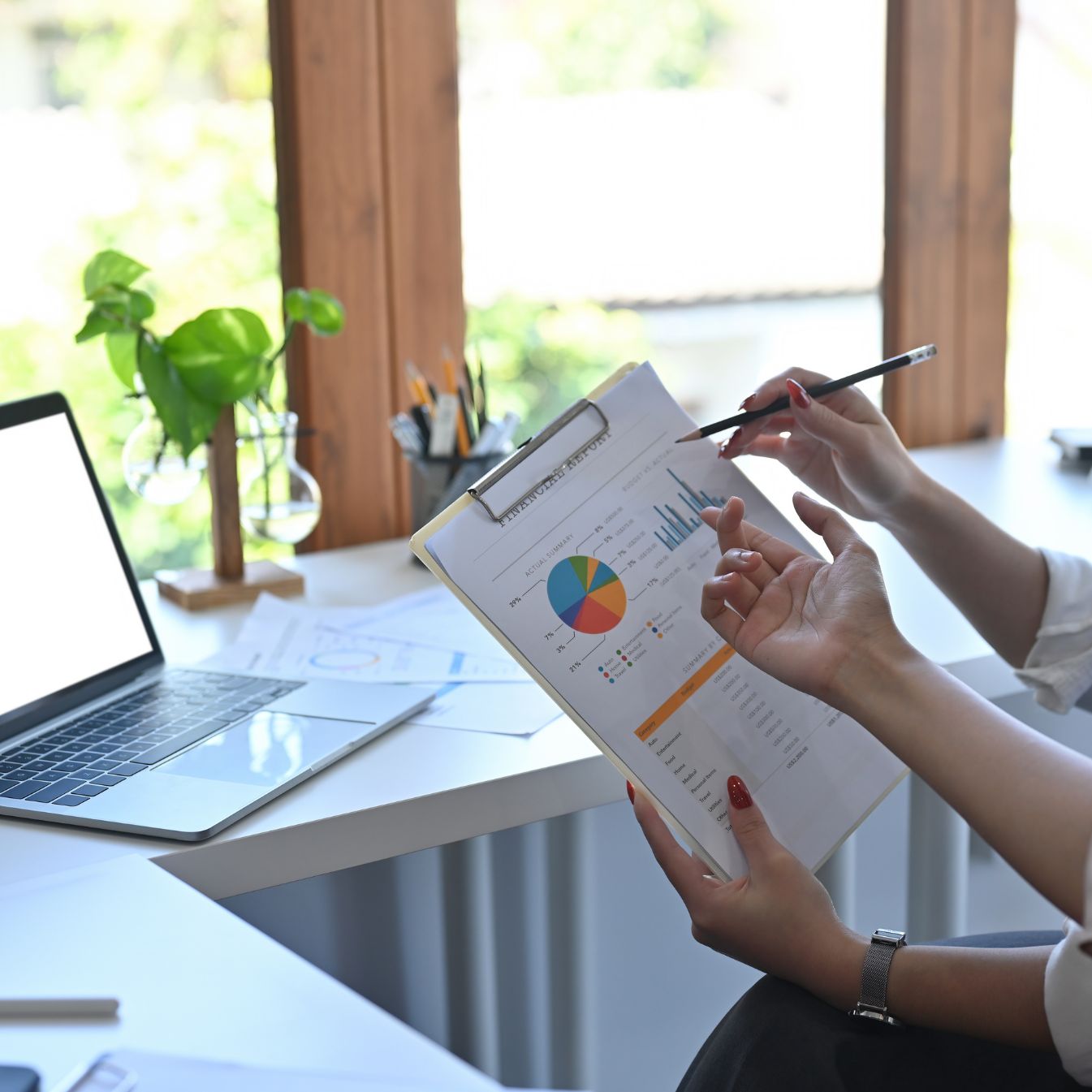 Analyse d’un business model avec graphiques et indicateurs financiers pendant une réunion de préparation d’offre de franchise