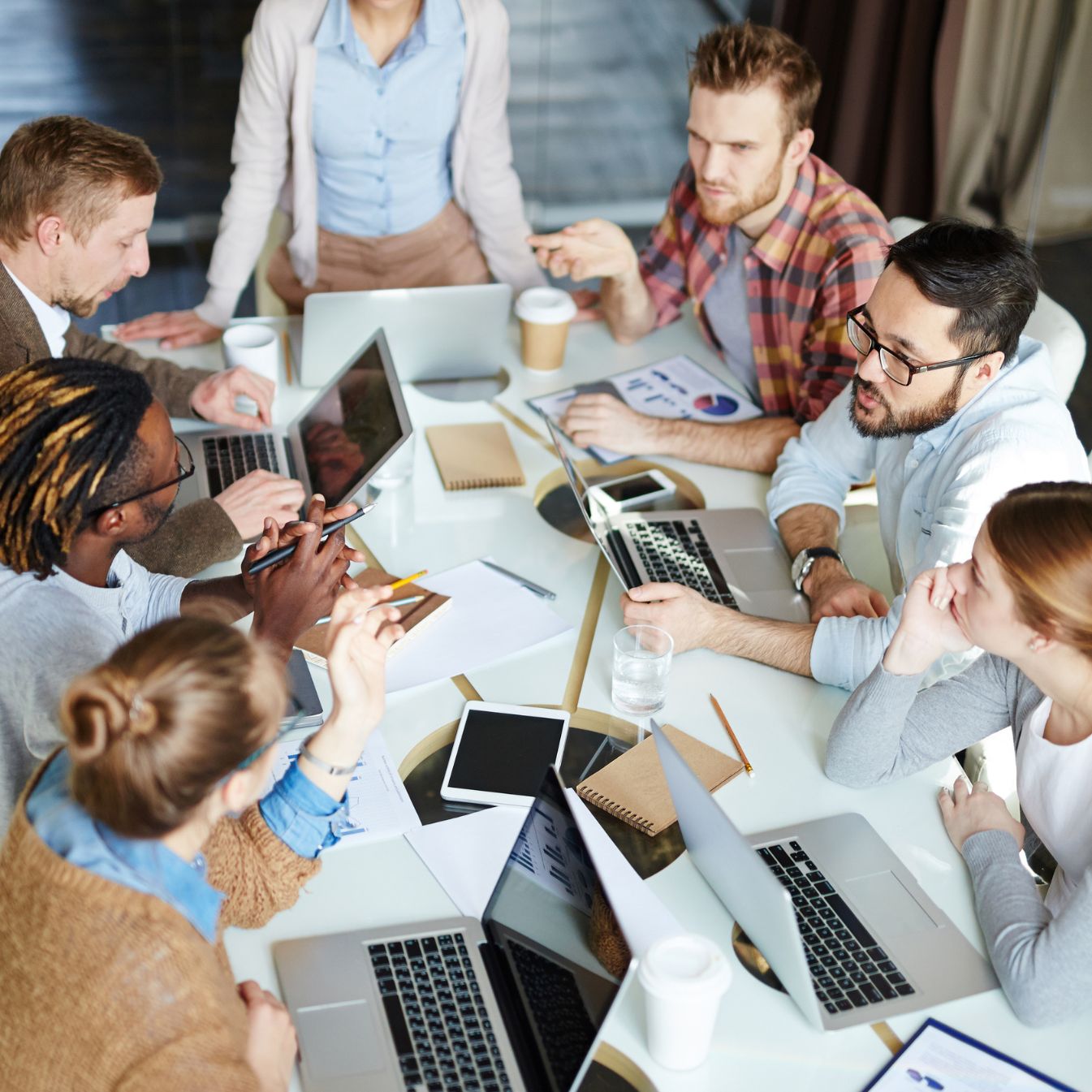 Groupe en session de travail collaboratif pour préparer l’ouverture et l’accompagnement des premières franchises.