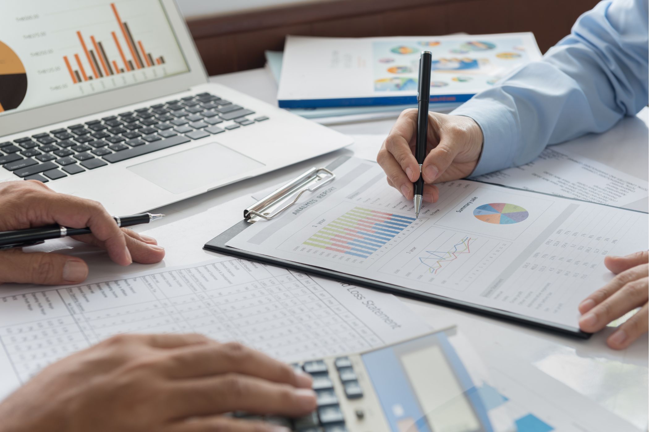Analyse financière et fiscale : étude de graphiques et de documents patrimoniaux pour optimiser une stratégie d’investissement.