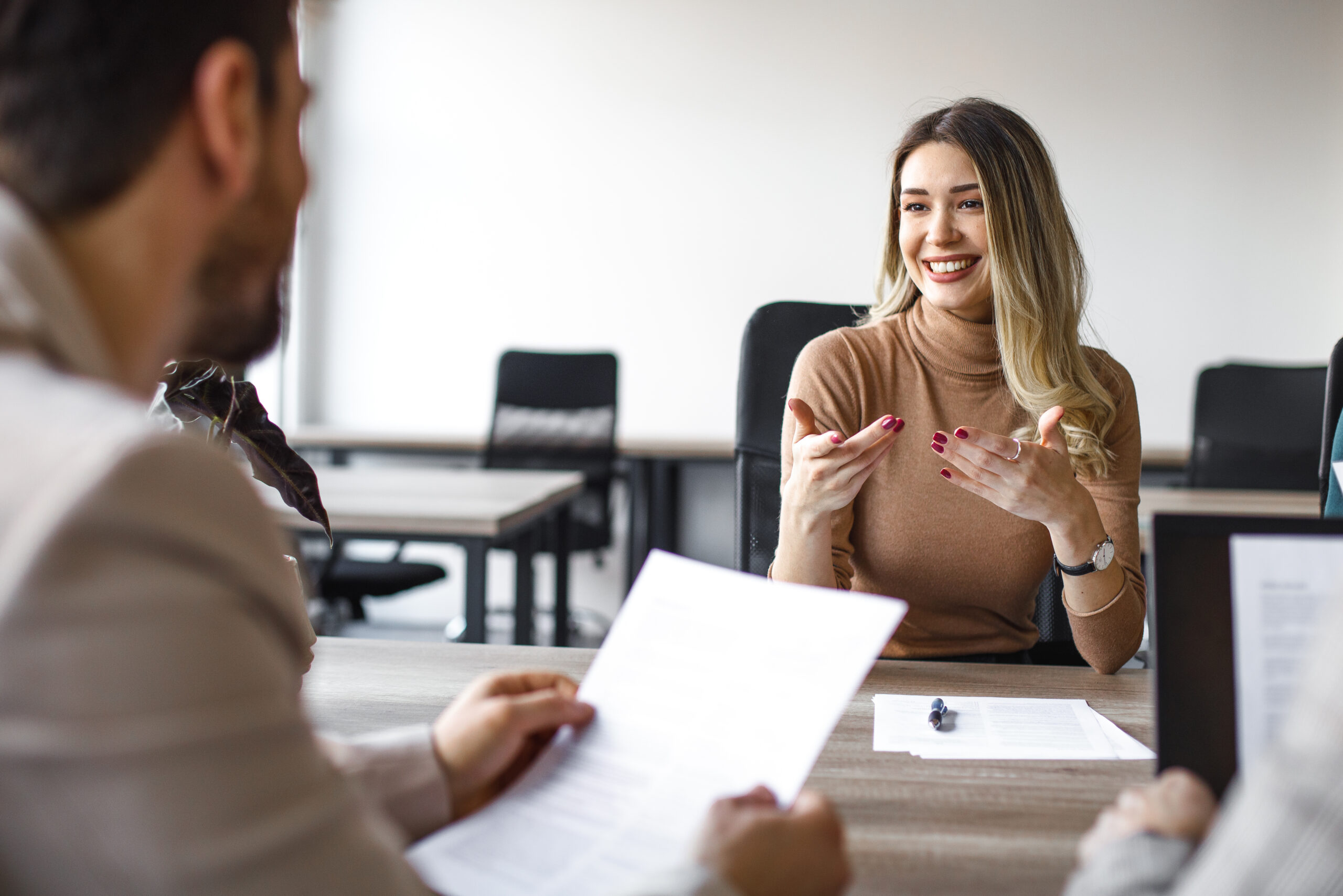 Entretien professionnel entre une salariée et des interlocuteurs autour de sujets liés aux relations sociales.