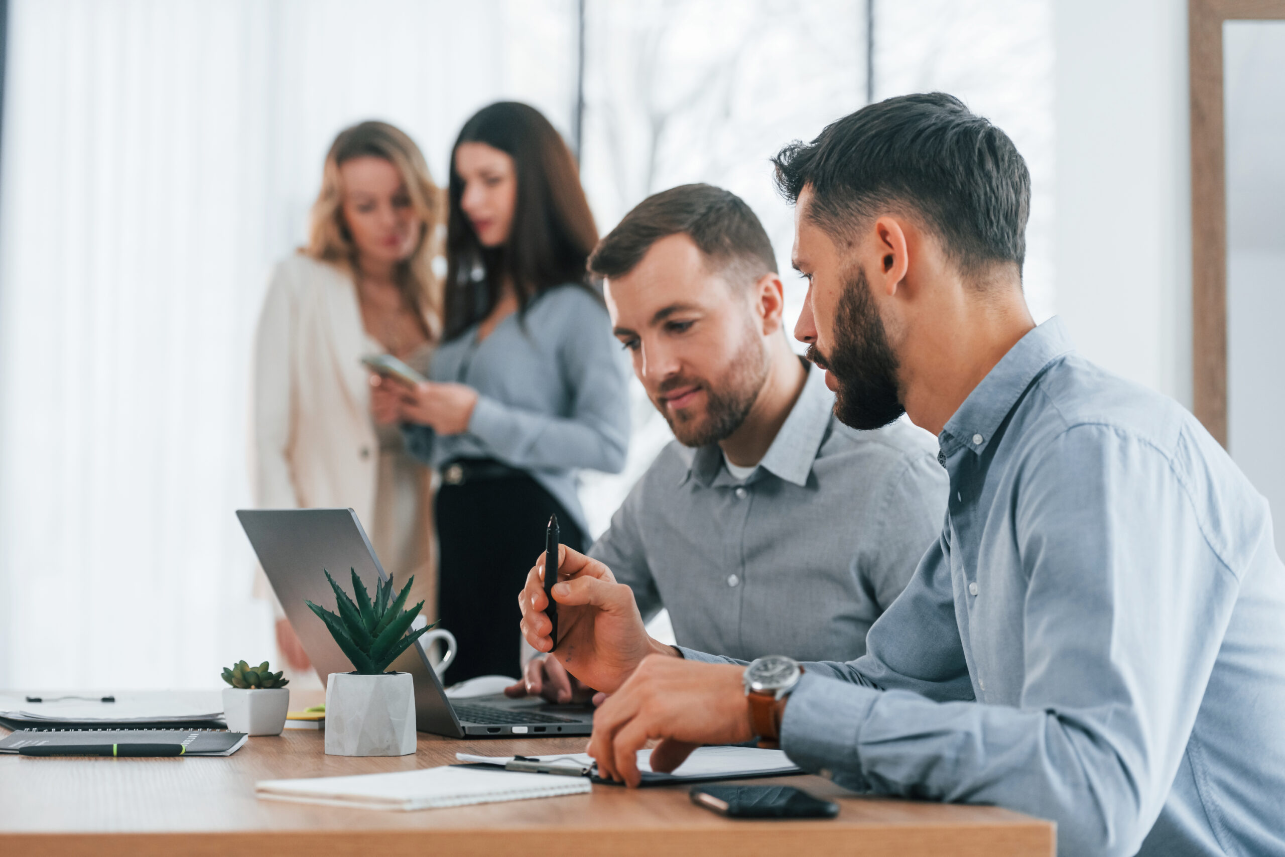 Équipe en train de gérer des dossiers administratifs du personnel dans un environnement professionnel