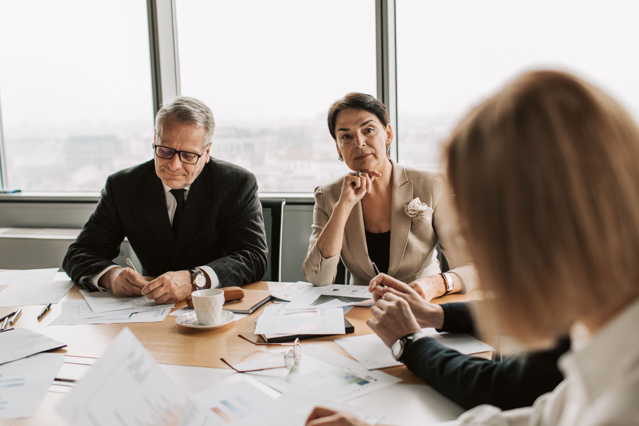 Réunion de dirigeants pour préparer la transmission d’entreprise et le pacte Dutreil.